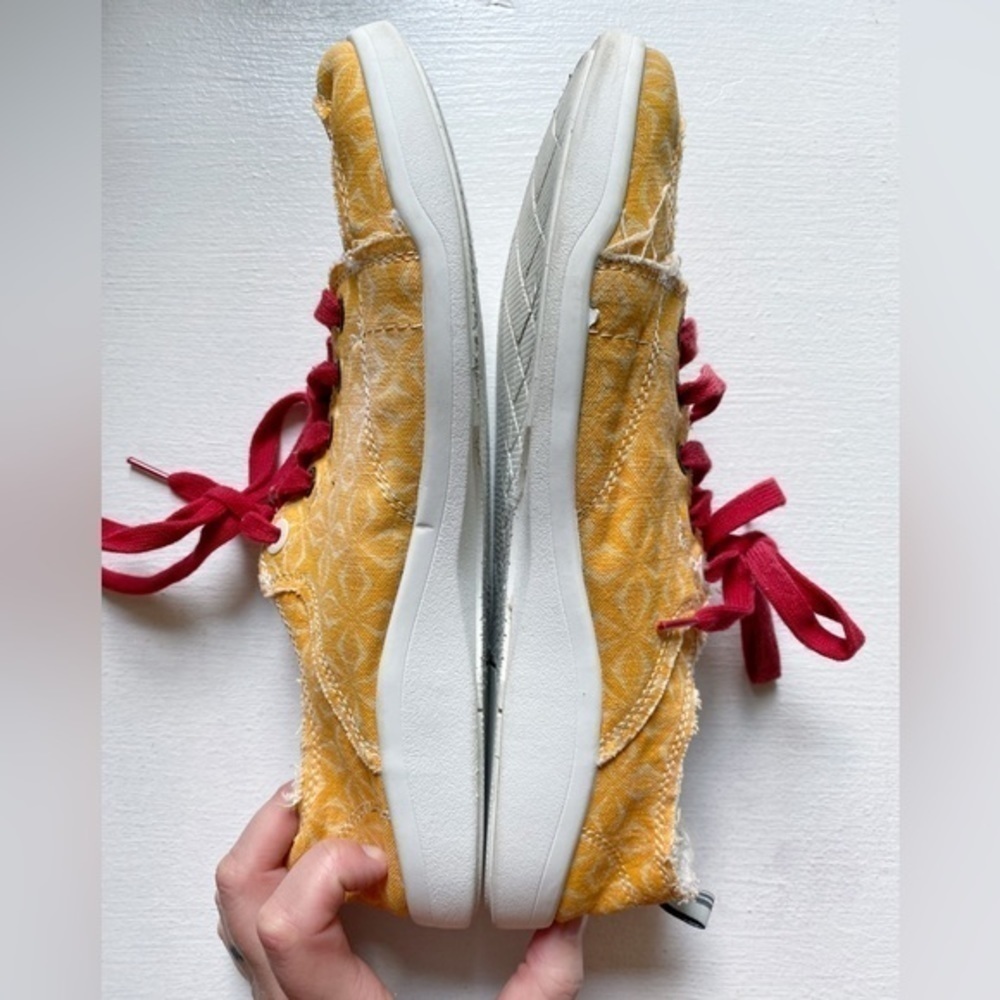 Vionic Beach Yellow Print Pismo Sneaker with Red Shoelaces - Picture 5 of 14